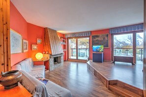 Family Apartment, 2 Bedrooms, 2 Bathrooms (Terrazza Dei Principi Few Steps From) | Living room | 21-inch flat-screen TV with cable channels