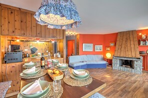 Familieleilighet, flere soverom, 2 bad (Terrazza Dei Principi Few Steps From) | Oppholdsområde | En 21-tommers Flatskjerm-TV med kabel-kanaler