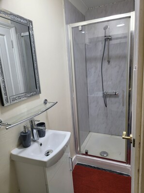 تجهيزات دش، مجففات شعر، مناشف