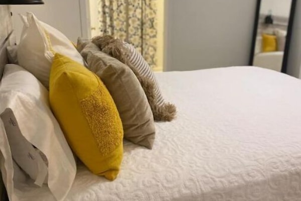 1 dormitori, planxa i posts de planxar, wifi gratuïta i roba de llit