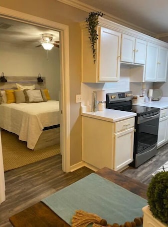 Fridge, microwave, oven, stovetop. Discover Mississippi State U within 4 mins! Cozy 1-bedroom awaits.
