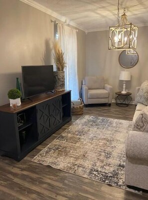 Smart TV - Discover Mississippi State U within 4 mins! Cozy 1-bedroom awaits. (Starkville)