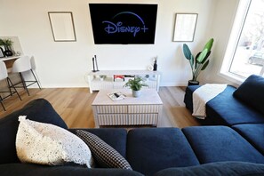 Smart TV - Central 3 Queen Beds|A/C|Double Garage|Disney+ (Edmonton)