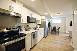 Fridge, microwave, oven, stovetop - Central Suite King Beds|Long Stays|Disney+ (Edmonton)
