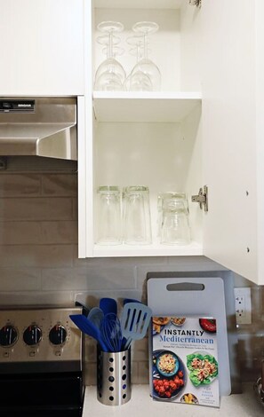 Fridge, microwave, oven, stovetop - Central Suite King Beds|Long Stays|Disney+ (Edmonton)