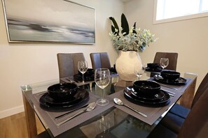 Dining - Central Suite King Beds|Long Stays|Disney+ (Edmonton)