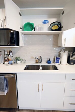 Køleskab, mikrobølgeovn, ovn, kogeplade