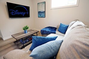 Smart TV - Central Suite King Beds|Long Stays|Disney+ (Edmonton)