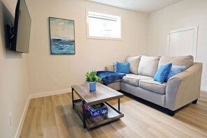 Smart TV - Central Suite King Beds|Long Stays|Disney+ (Edmonton)