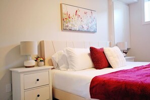 2 bedrooms, iron/ironing board, free WiFi, bed sheets - Central Suite King Beds|Long Stays|Disney+ (Edmonton)