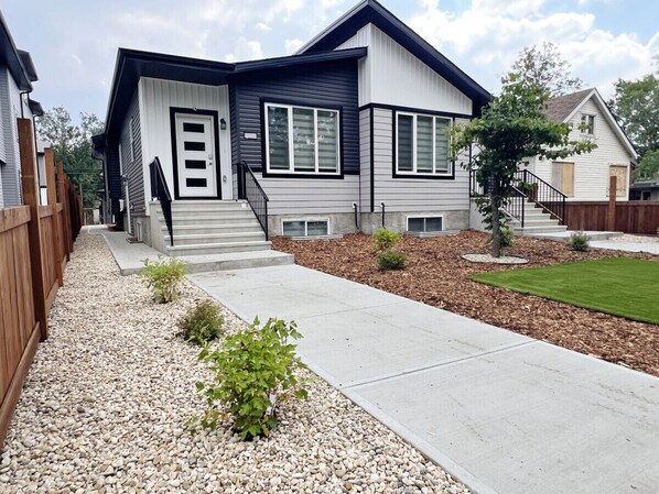 Exterior - Central Suite King Beds|Long Stays|Disney+ (Edmonton)