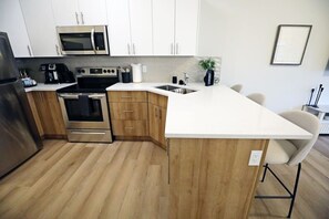 Een koelkast, een microgolfoven, een oven, een kookplaat