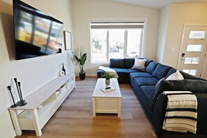 Smart TV - Central 5 Bedroom |A/C|Rogers|Commonwealth|EXPO (Edmonton)
