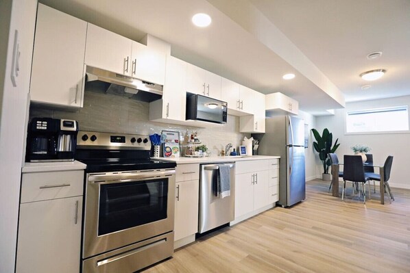 Réfrigérateur, micro-ondes, four, plaque de cuisson