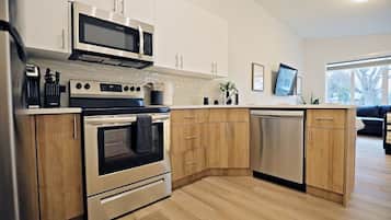 Frigorífico, microondas, horno y placa de cocina