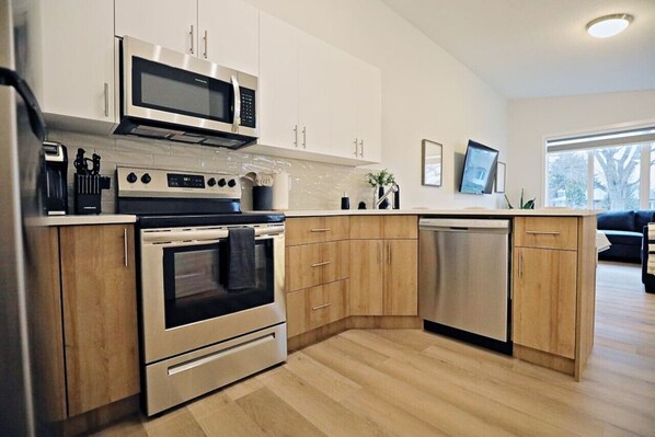 Jääkaappi, mikroaaltouuni, uuni, liesi