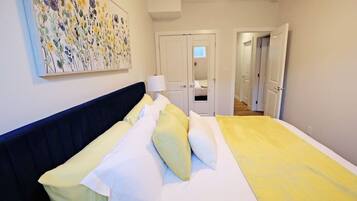 5 dormitorios, tabla de planchar con plancha, cuna de viaje