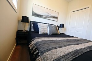 5 slaapkamers, een strijkplank/strijkijzer, reisbedje, gratis wifi