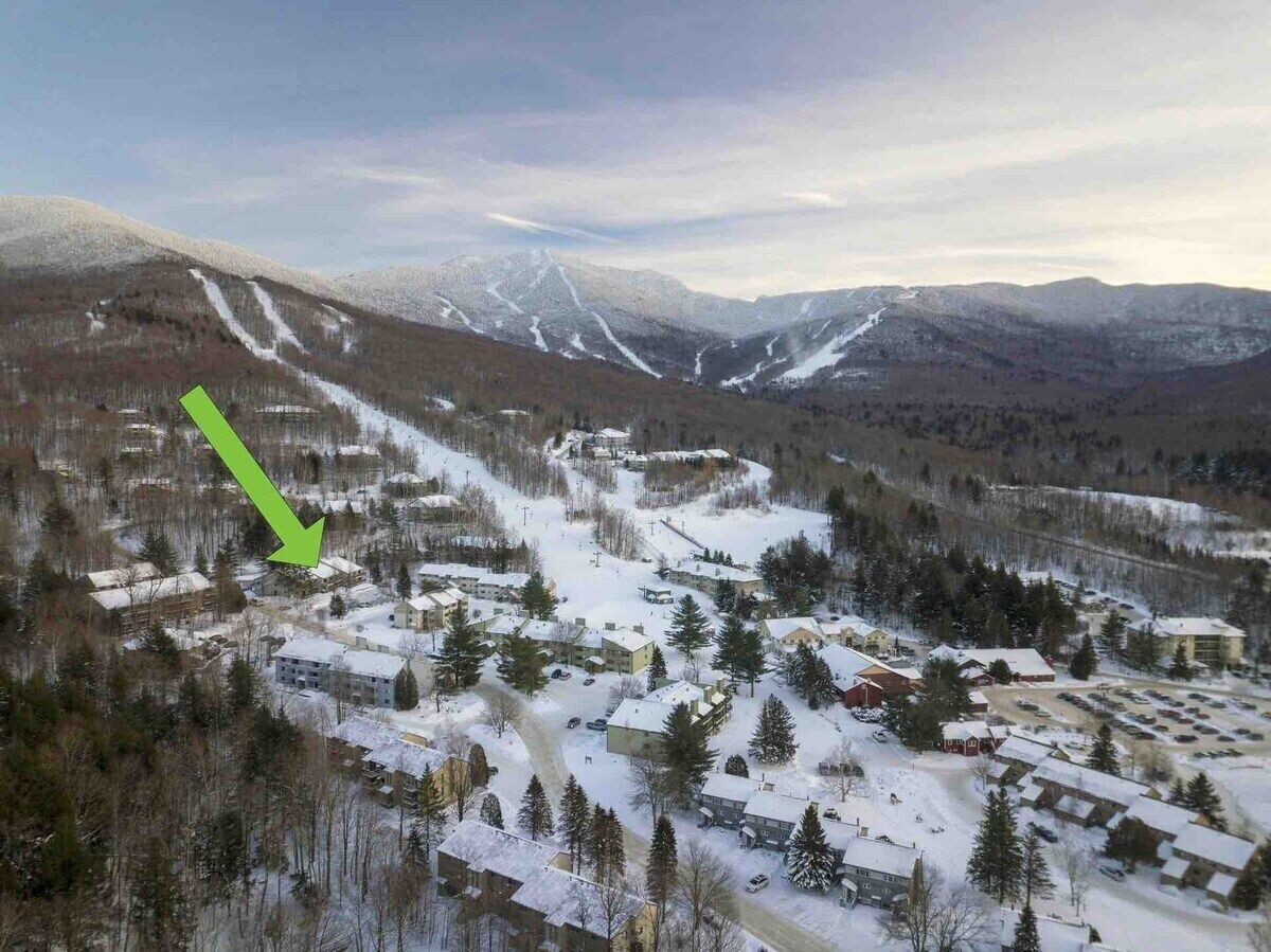Smugglers' Notch Ski-in / Ski-out condo close to the village lift & restaurants