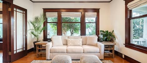 Tv, pejs, dvd-afspiller, bøger