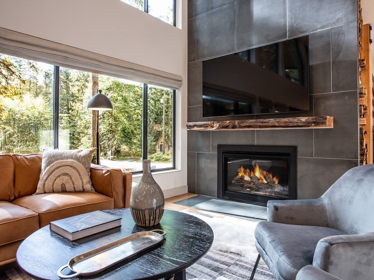 Modern design close to Mt. Baker, hot tub, fast Wifi
