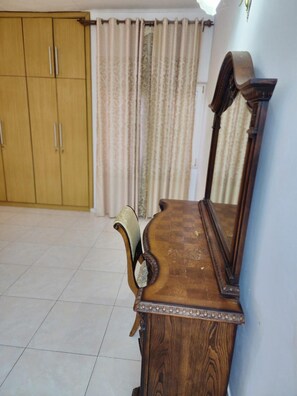 House | Interior - 3 Bed House - Sleeps 9 - Pets - Garden - Parking (Accra)