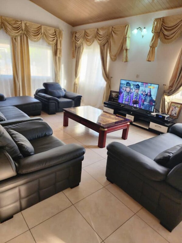 House | Living area - 3 Bed House - Sleeps 9 - Pets - Garden - Parking (Accra)