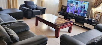 3 Bed House - Sleeps 9 - Pets - Garden - Parking