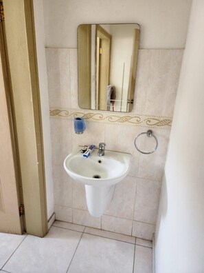 Huis | Badkamer | Een douche, een diep bad, handdoeken