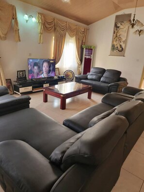 House | Living area - 3 Bed House - Sleeps 9 - Pets - Garden - Parking (Accra)