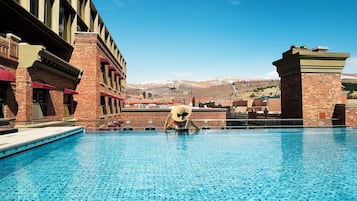 Outdoor pool, open 7:00 AM to 10:00 PM, pool loungers