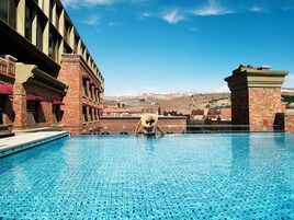 Una piscina al aire libre, sillones reclinables de piscina