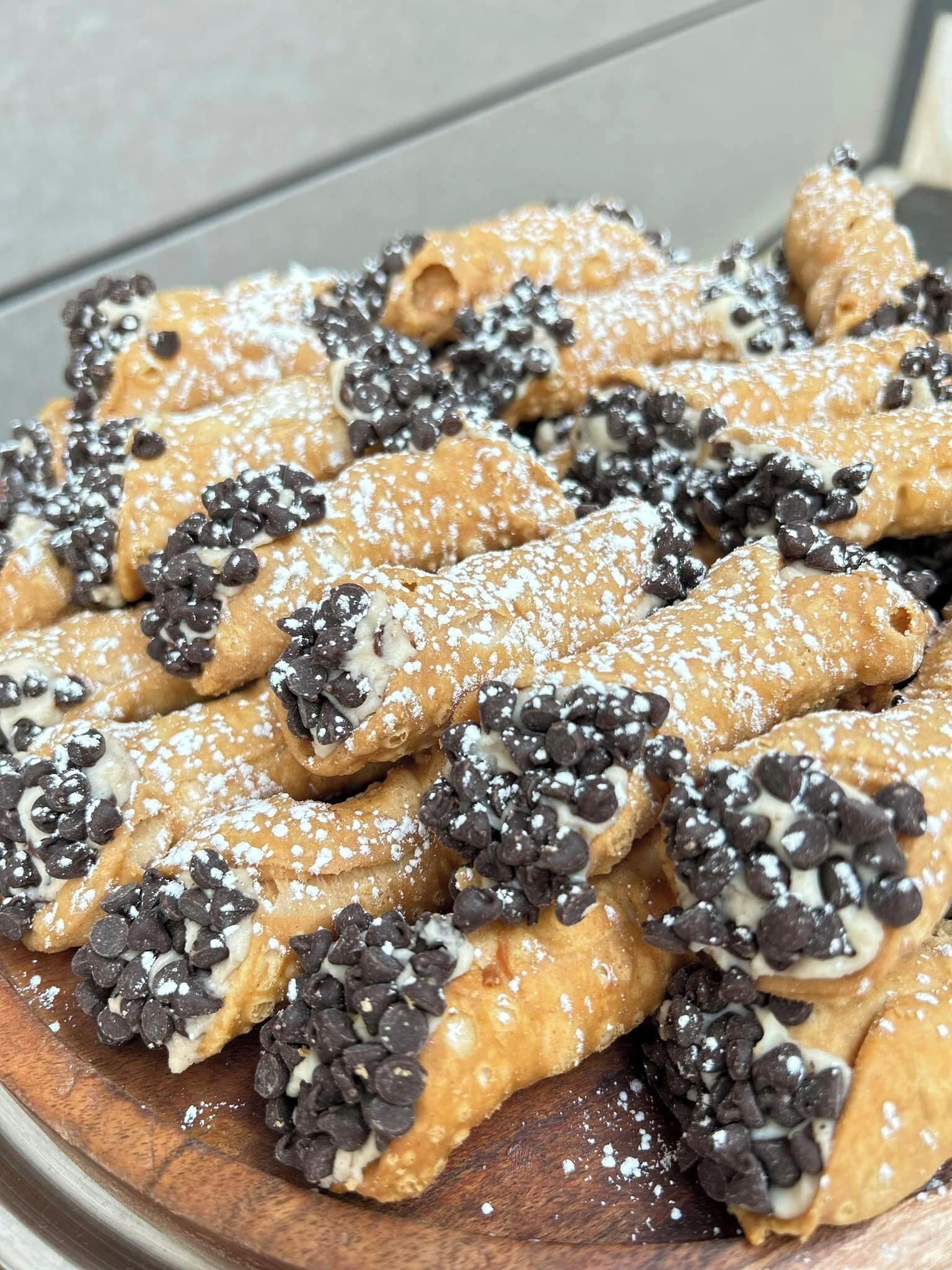 Un plateau de biscuits aux pépites de chocolat saupoudrés de sucre glace.