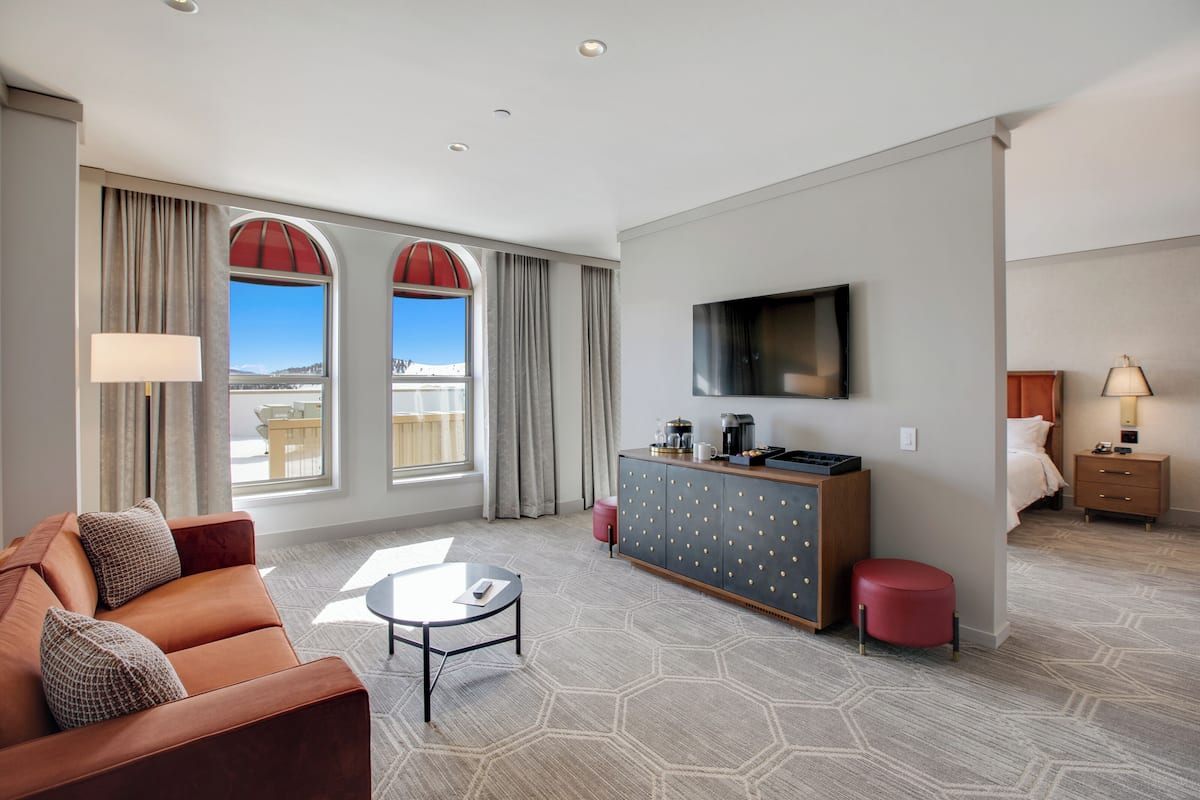 Premier Suite | 1 bedroom, premium bedding, minibar, in-room safe