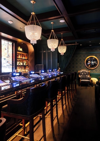 4 bares, bar junto a la piscina. Chamonix Casino Hotel