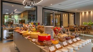 Un bufé con diversas opciones de comida y un pastel rojo grande.