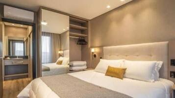 1 quarto, ferros/tábuas de passar roupa, berço de viagem