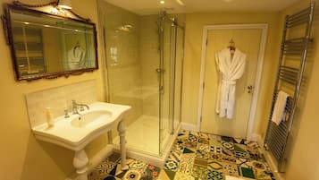 Hair dryer, towels, shampoo, toilet paper