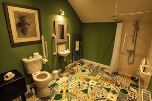 Haartrockner, Handtücher, Shampoo, Toilettenpapier