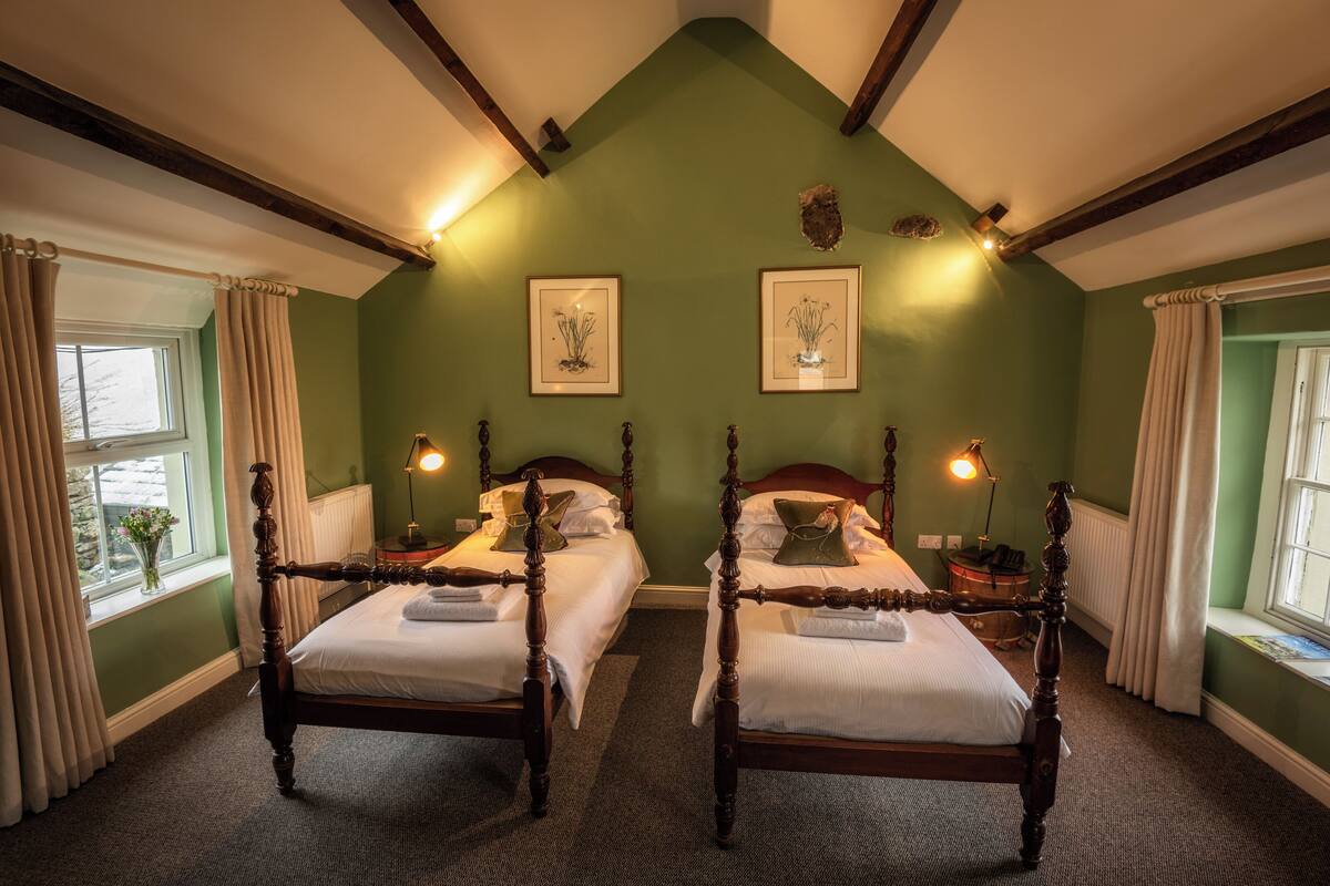 Habitació amb dos llits individuals estàndard | Wifi gratuïta i roba de llit