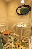Standard Double Room | Bilik Mandi | Pengering rambut, tuala disediakan, syampu, tisu tandas 