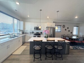 Kjøleskap, mikrobølgeovn, ovn og kokeplater