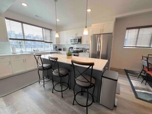 冰箱、微波炉、烤箱、炉灶