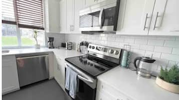 Kylskåp, mikrovågsugn, ugn och spishäll