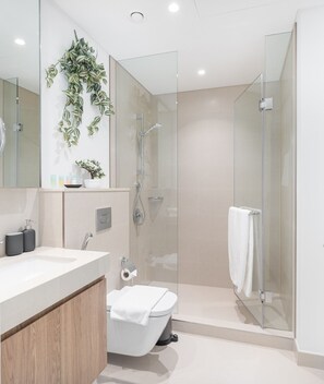 Hair dryer, towels, soap, shampoo - "Luxurious 2BHK-Spectacular Burj Khalifa Views" (Dubai)