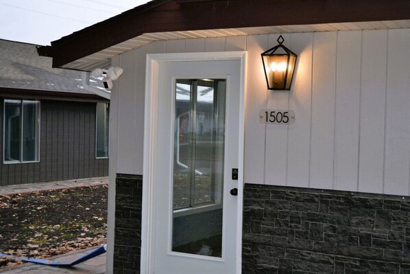 Exterior detail - Studio 7 : charming Studio Apartment by Riverside Park in Grand Forks, ND (Grand Forks)