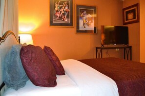 1 bedroom, desk, iron/ironing board, WiFi - Studio 7 : charming Studio Apartment by Riverside Park in Grand Forks, ND (Grand Forks)