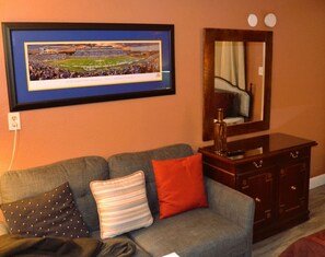 TV - Studio 7 : charming Studio Apartment by Riverside Park in Grand Forks, ND (Grand Forks)