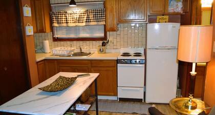 Studio 7 : charming Studio Apartment by Riverside Park in Grand Forks, ND