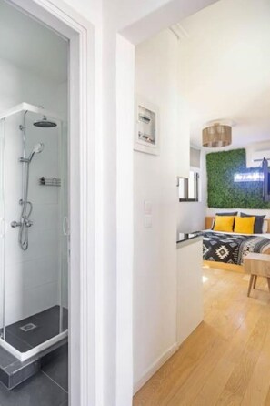 Sèche-cheveux, serviettes fournies, savon, papier toilette